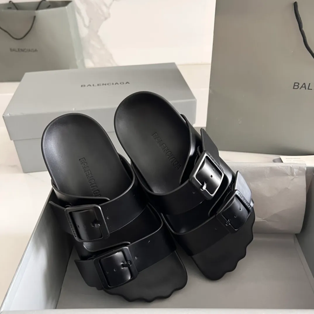 👟👟Ex-factory price 420👟👟 BALENCIAGA Balenciaga sunday mule Birkenstock series Balenciaga’s design style has always been obvious, dark, motorcycle, exaggerated and unusual. This pair of Birkenstocks worn by demna early in the morning are from the s👟👟factory price ring24 series. They have vague five fingers. They are cute and naive and very special. They take into account the concave shape and can also be worn daily. ▪Fabric: cowhide/suede ▪Inner: black cowhide ▪Wrapped leather platform/combination rubber outsole ▪Increased by 3cm ▪Adjust the loose pin buckle on the outside and embossed BALENCIAGA letters ▪Code number: 35-44 (women’s size 40, men’s size 45, customized)